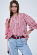 Blusa sem gola com mangas largas em vermelho e branco