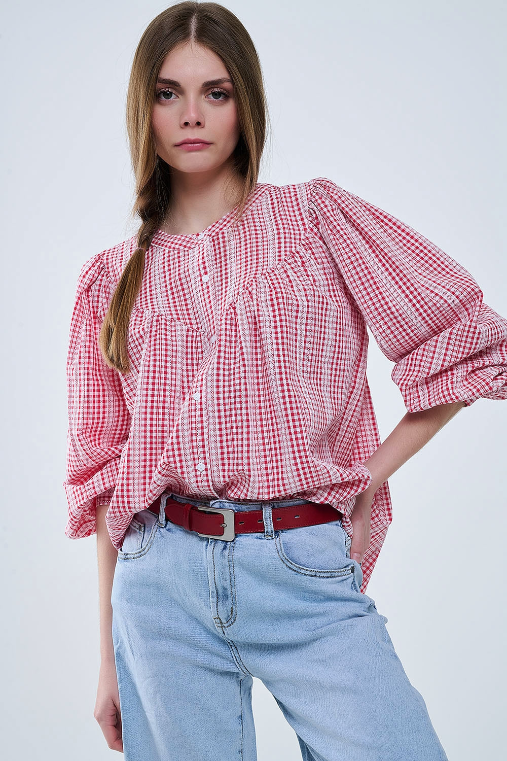 Blusa sem gola com mangas largas em vermelho e branco