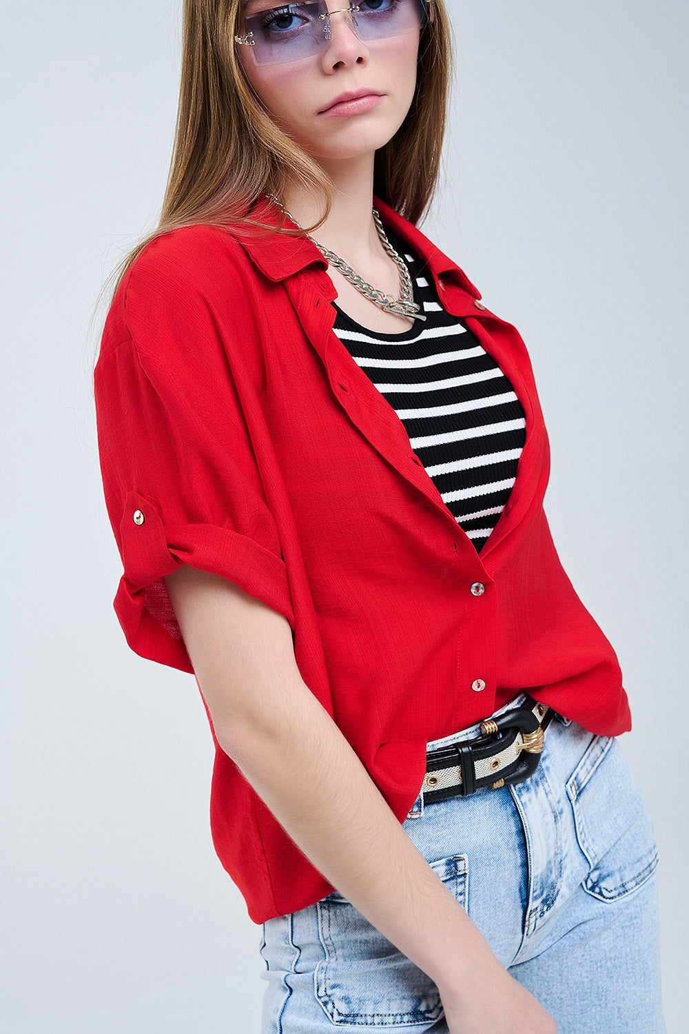 Camisa vermelha com mangas curtas e pregas na manga