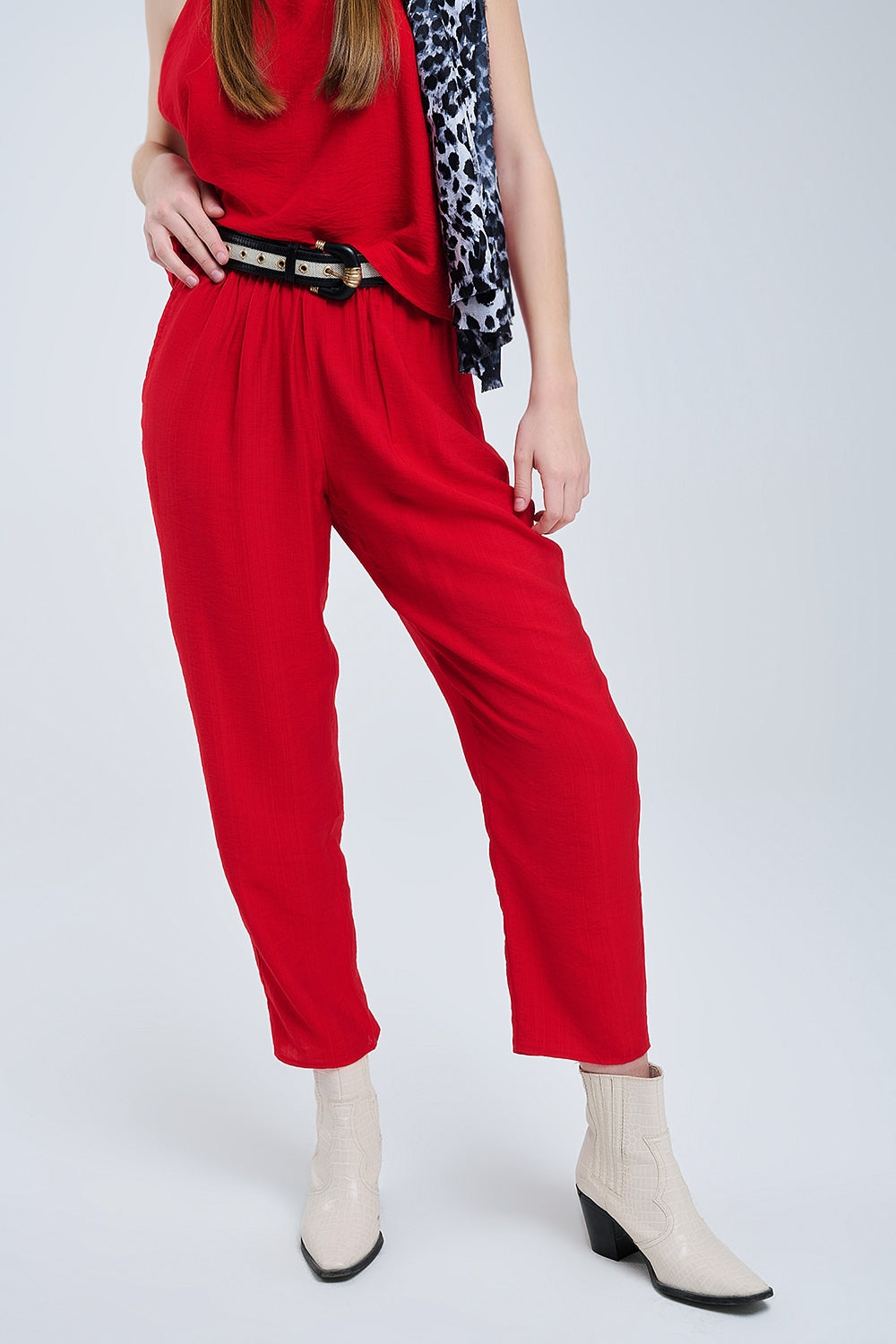 Calças de verão com cintura elástica e bolsos em vermelho