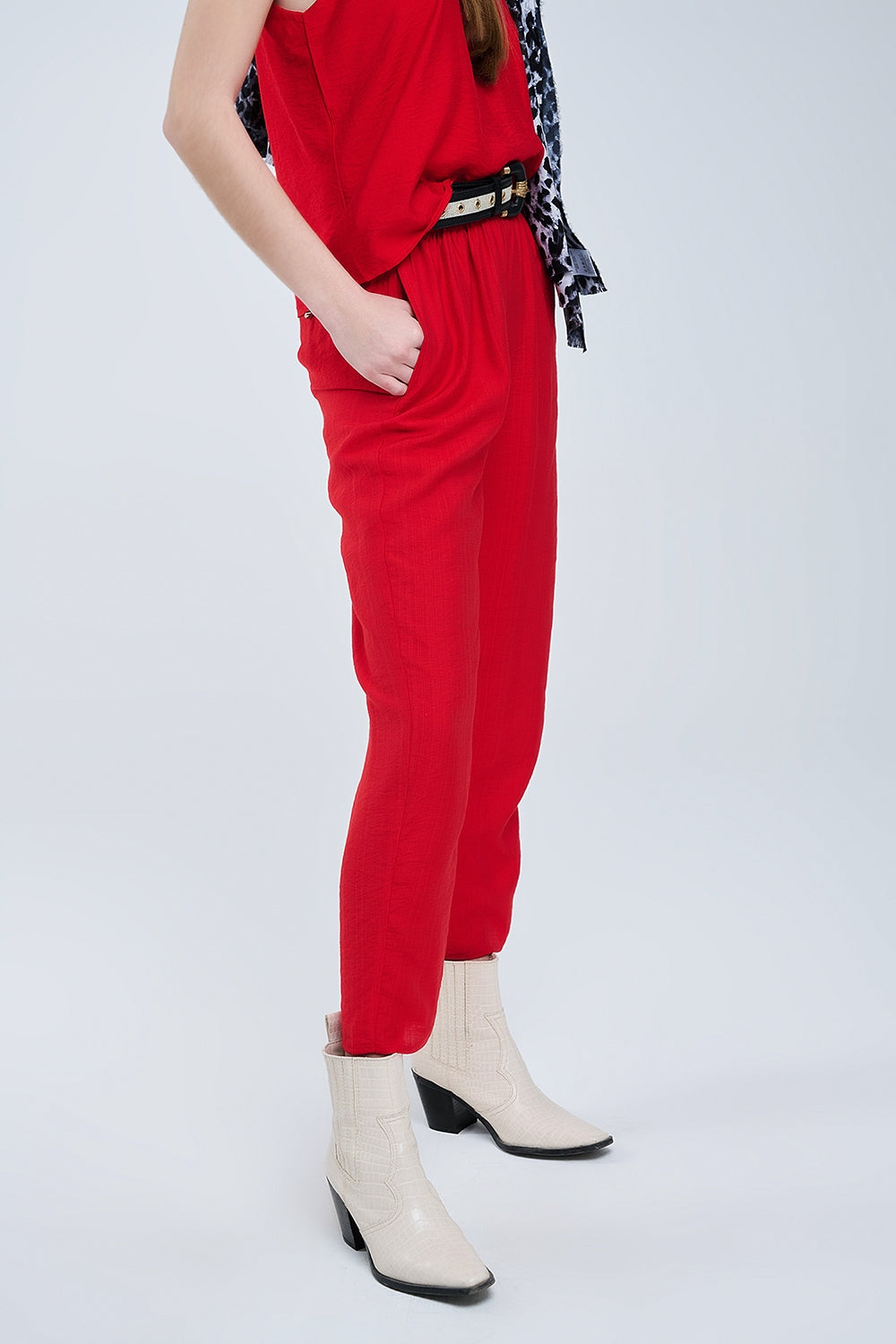 Calças de verão com cintura elástica e bolsos em vermelho