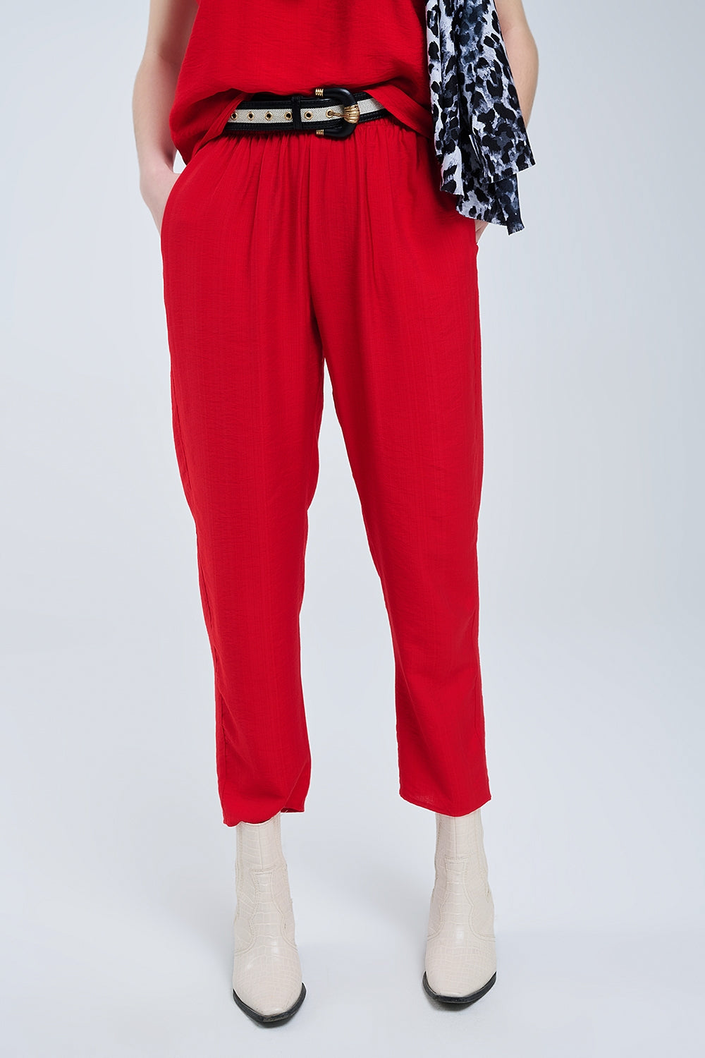 Calças de verão com cintura elástica e bolsos em vermelho