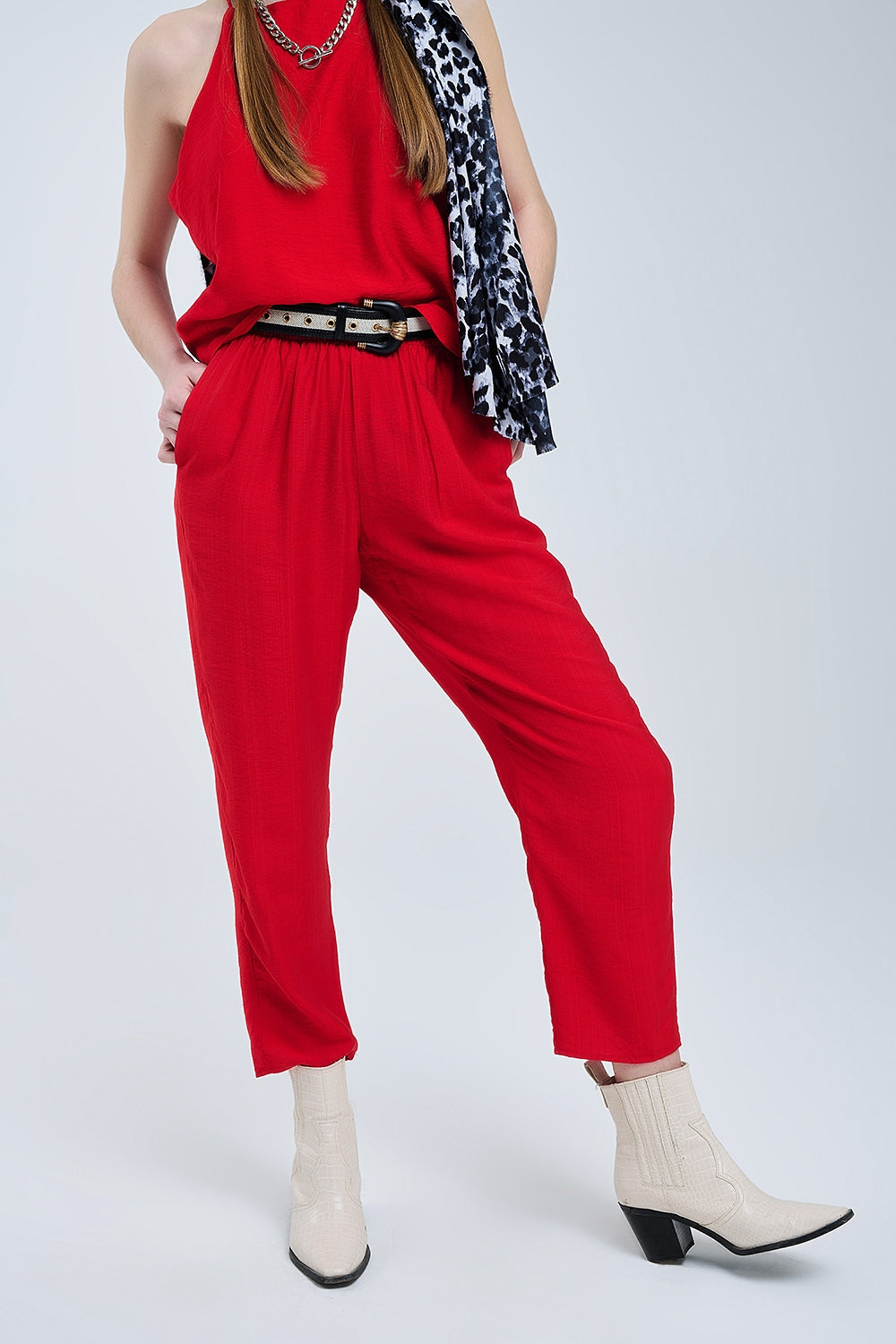 Calças de verão com cintura elástica e bolsos em vermelho