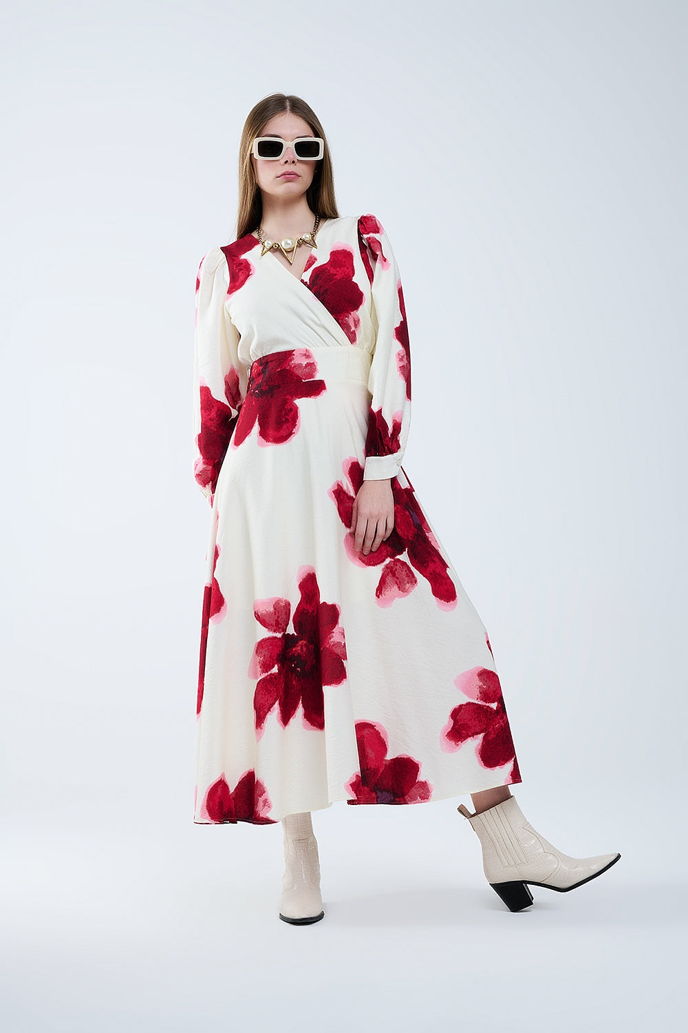 Vestido midi bege transpassado com estampa floral tropical vermelha e mangas compridas