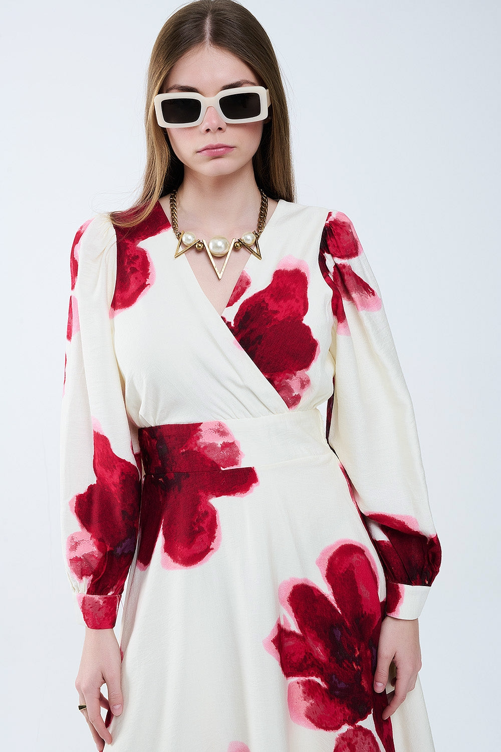 Vestido midi bege transpassado com estampa floral tropical vermelha e mangas compridas