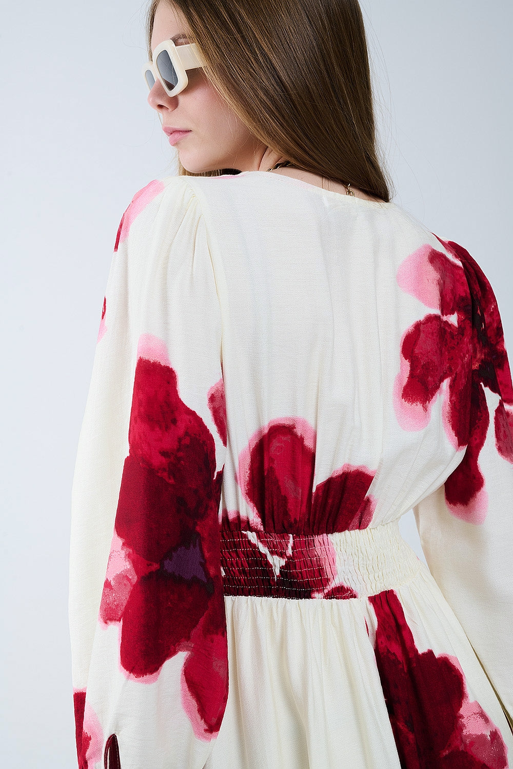 Vestido midi bege transpassado com estampa floral tropical vermelha e mangas compridas