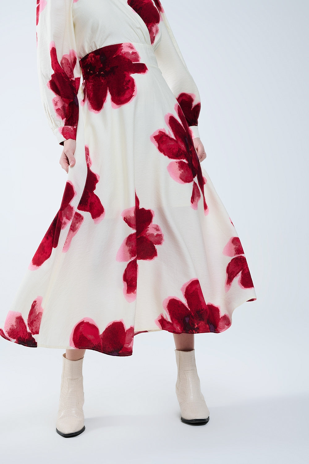 Vestido midi bege transpassado com estampa floral tropical vermelha e mangas compridas