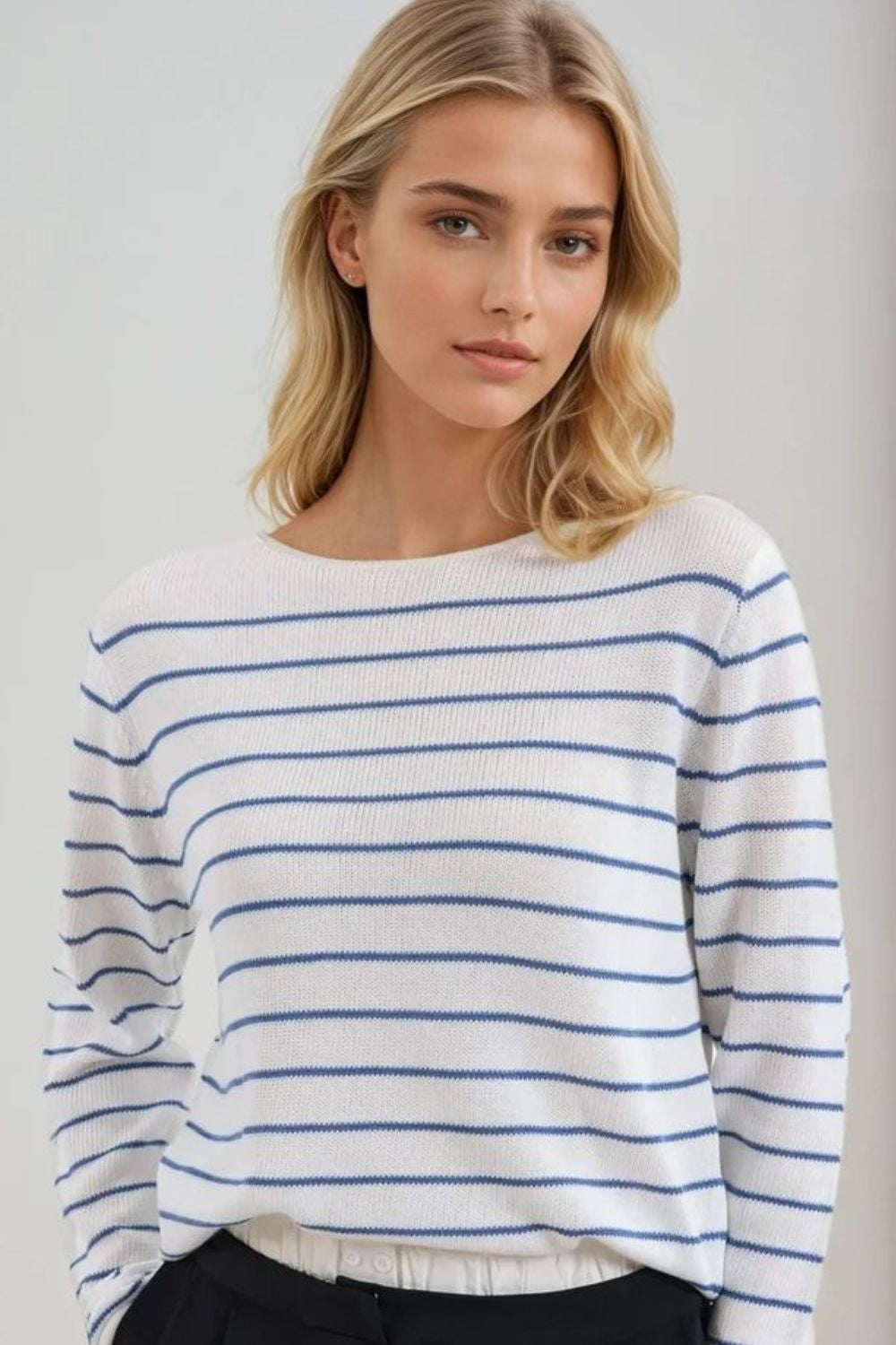 Camisola creme com riscas azuis em malha fina
