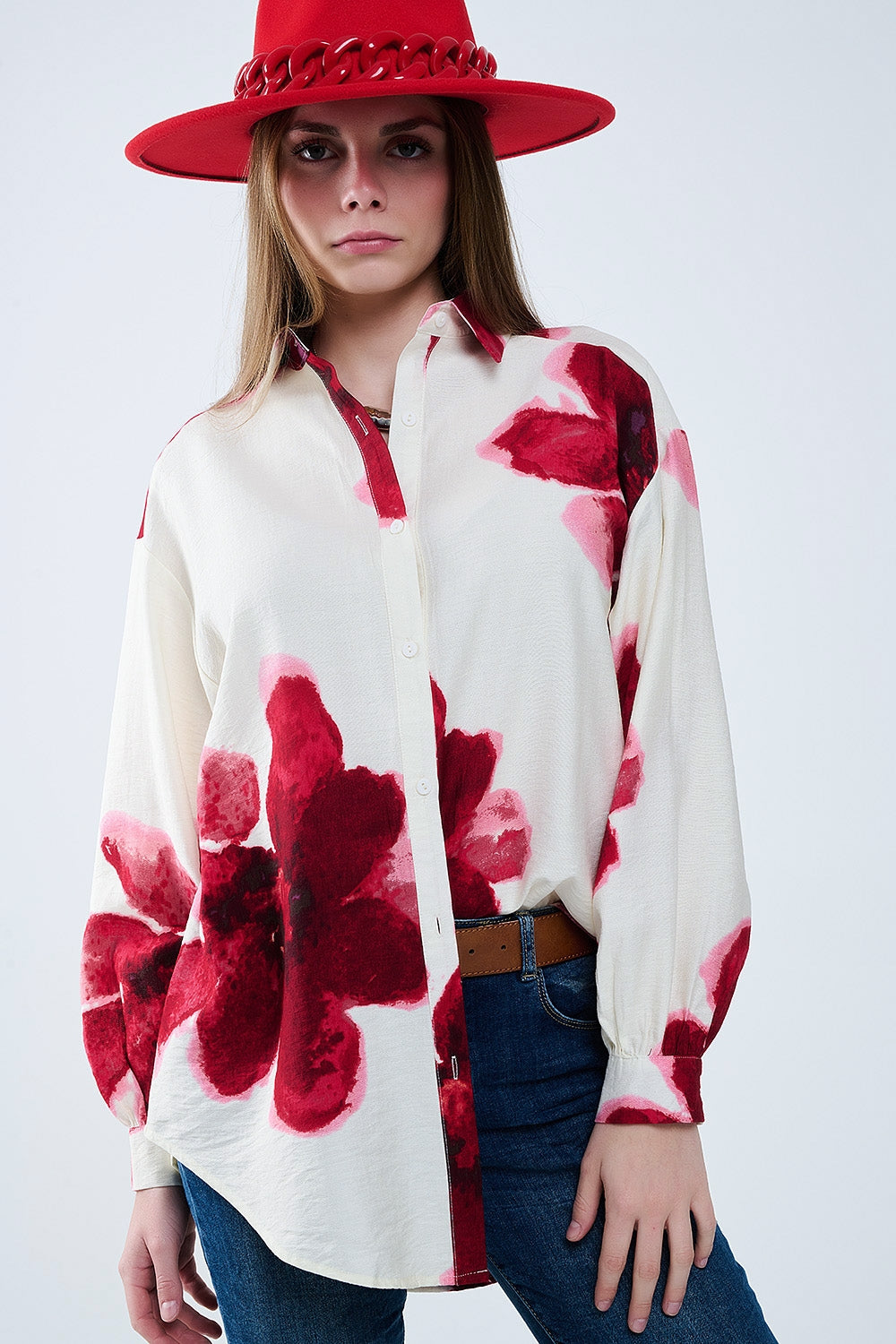 Camisa descontraída em bege com estampado de flores tropicais em vermelho