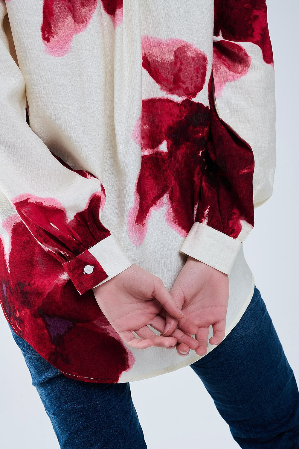 Camisa descontraída em bege com estampado de flores tropicais em vermelho