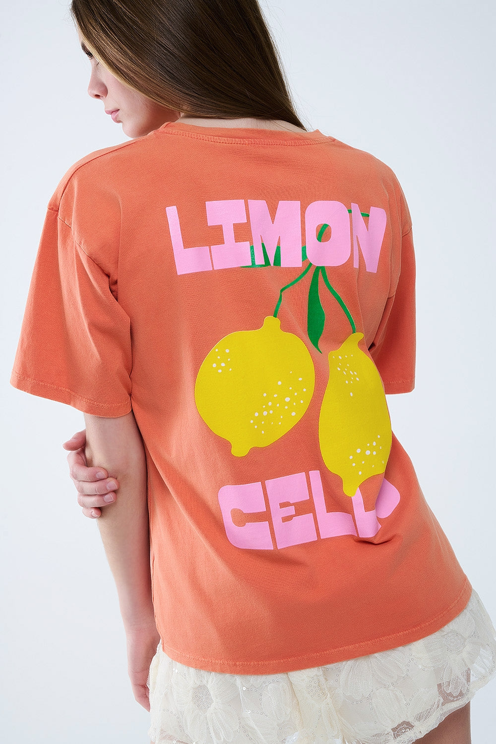 T-shirt laranja descontraída com estampado de limão
