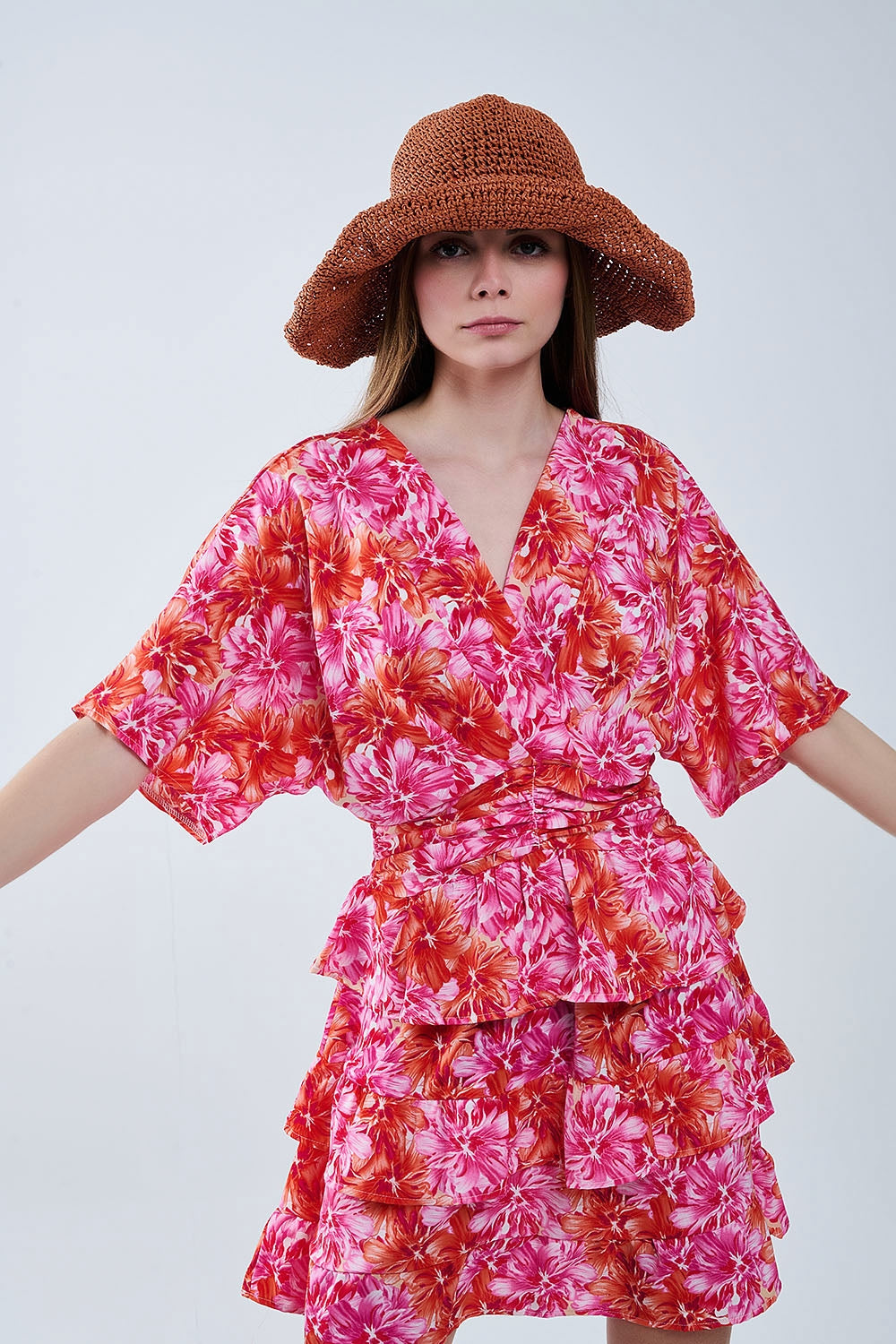 Vestido com estampado floral em tons de rosa laranja e vermelho