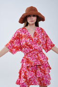 Vestido com estampado floral em tons de rosa laranja e vermelho
