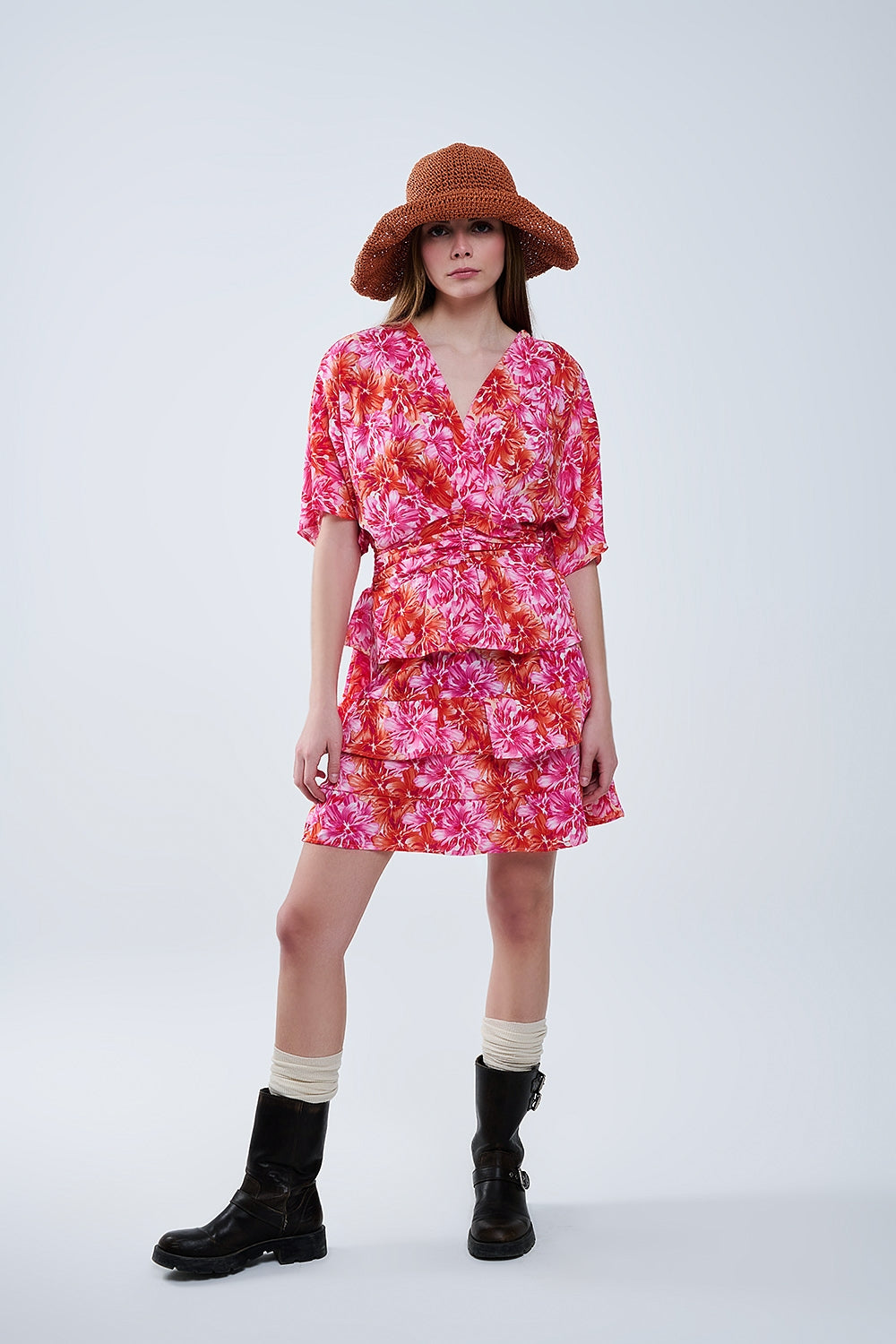 Vestido com estampado floral em tons de rosa laranja e vermelho