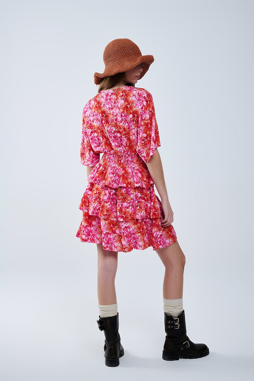 Vestido com estampado floral em tons de rosa laranja e vermelho
