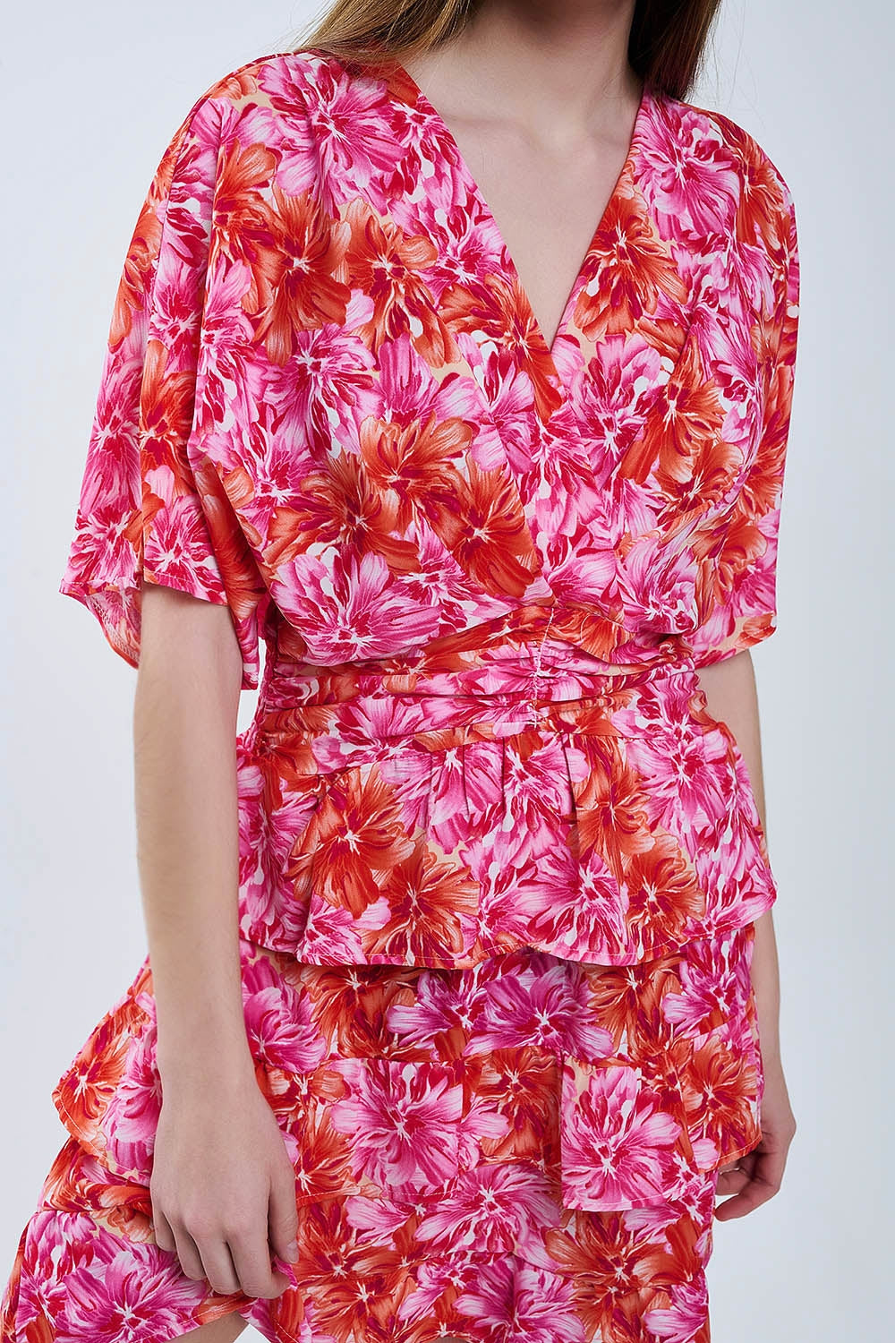 Vestido com estampado floral em tons de rosa laranja e vermelho