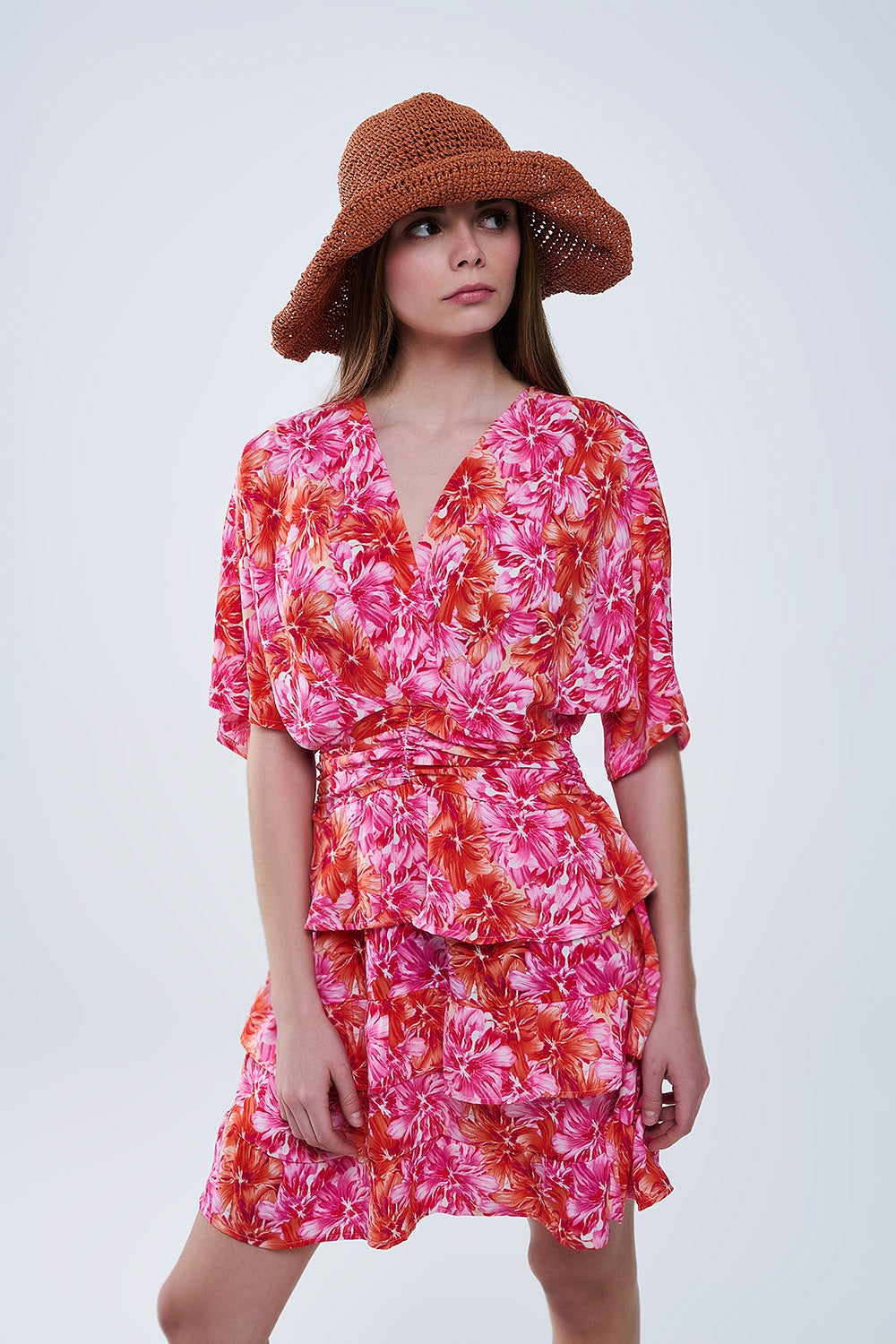 Vestido com estampado floral em tons de rosa laranja e vermelho