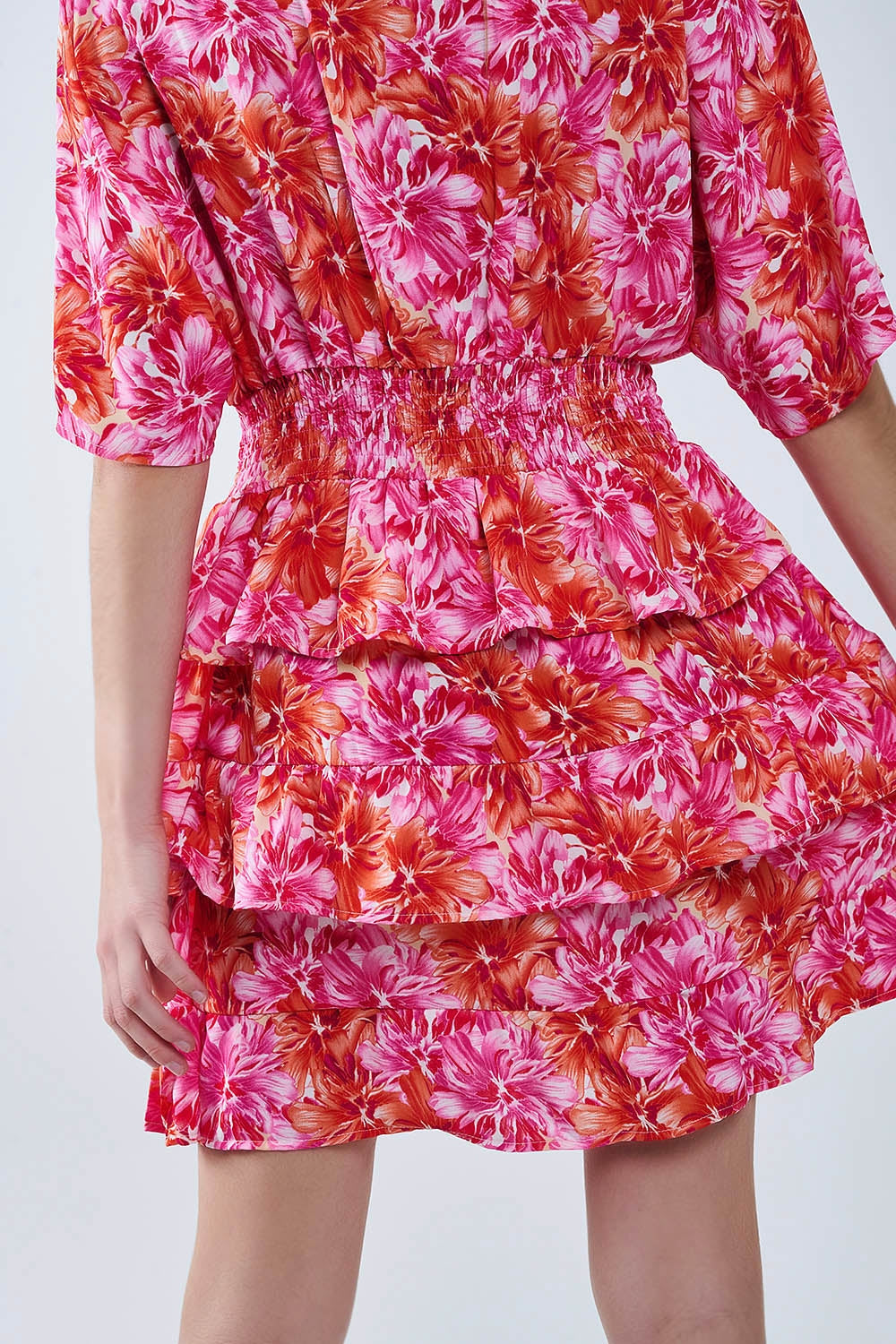Vestido com estampado floral em tons de rosa laranja e vermelho