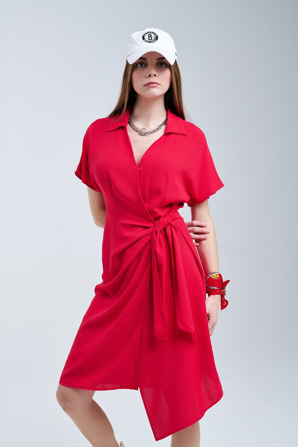 Vestido midi vermelho com laço na lateral