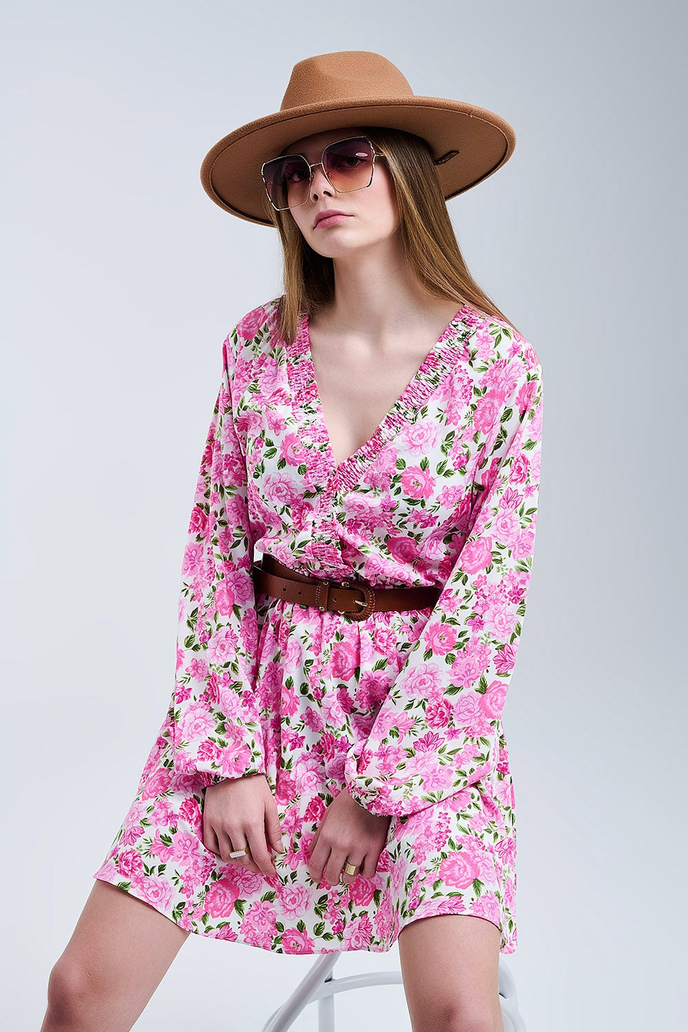 Vestido floral com decote em V com flores cor-de-rosa e pormenores verdes