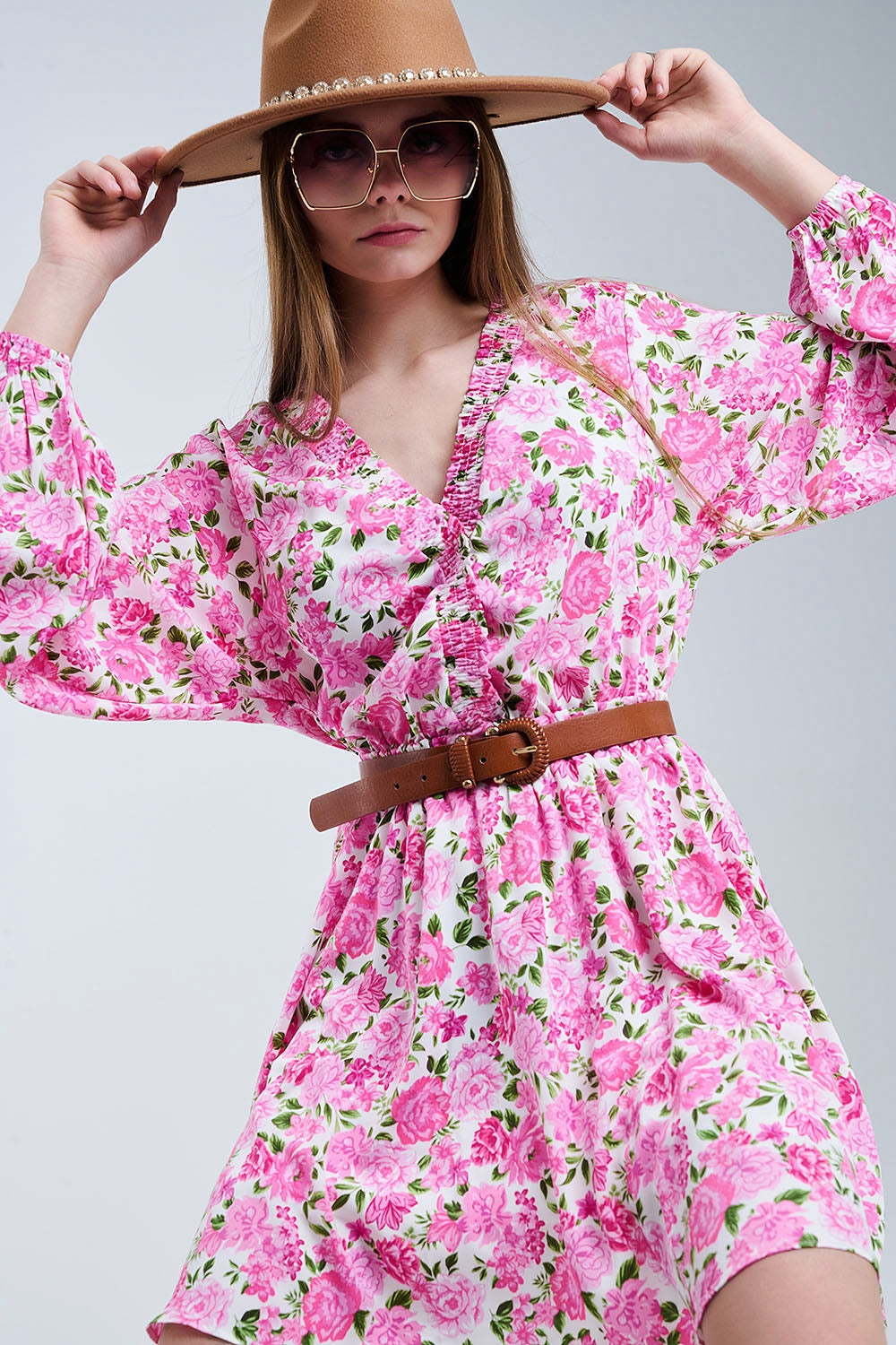 Vestido floral com decote em V com flores cor-de-rosa e pormenores verdes