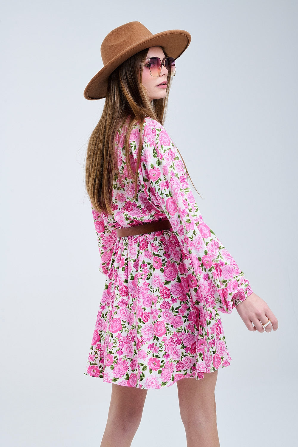 Vestido floral com decote em V com flores cor-de-rosa e pormenores verdes