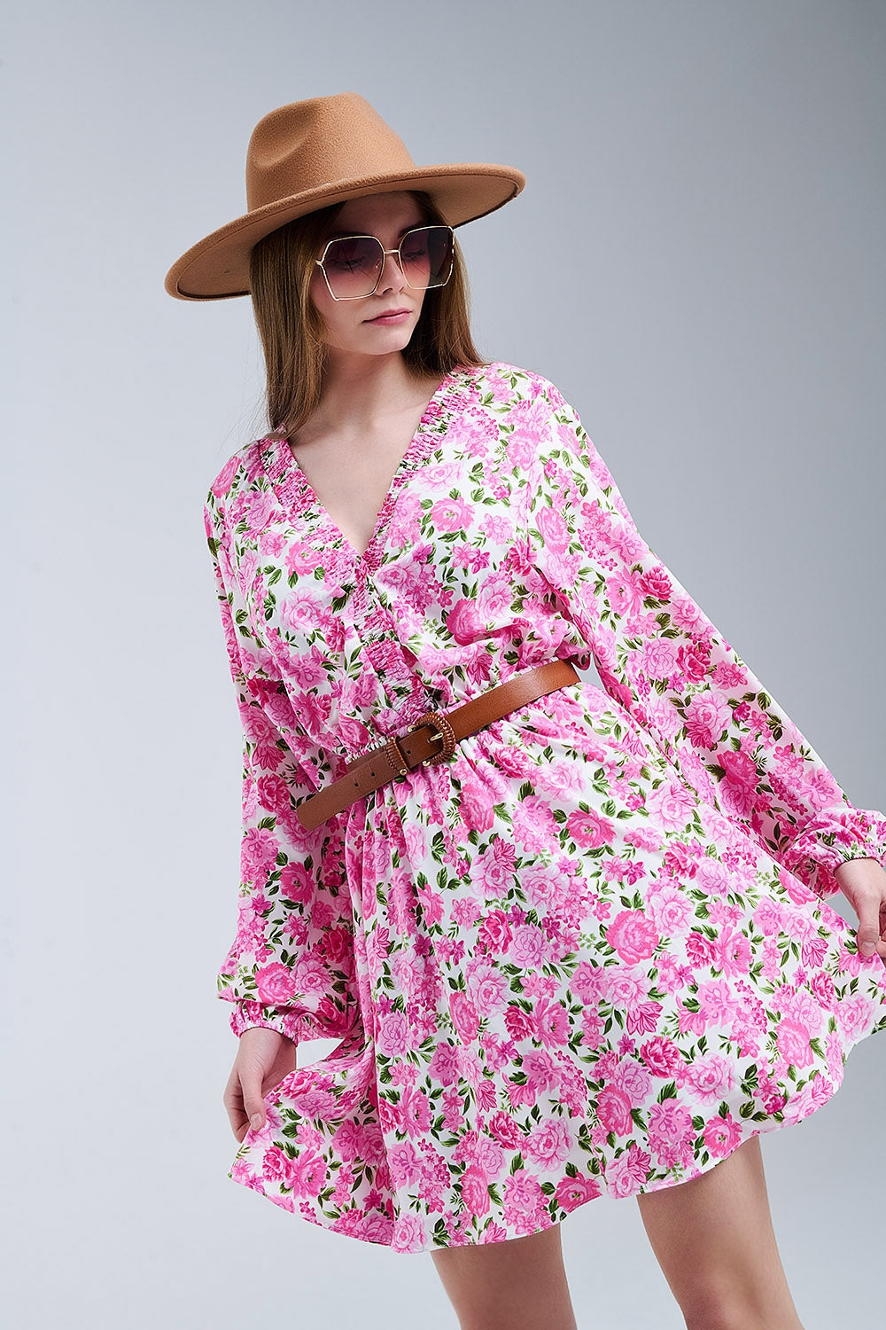 Vestido floral com decote em V com flores cor-de-rosa e pormenores verdes