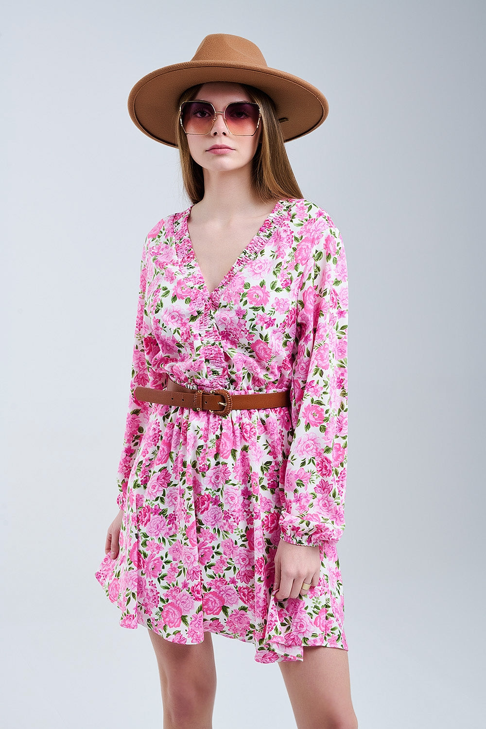 Vestido floral com decote em V com flores cor-de-rosa e pormenores verdes