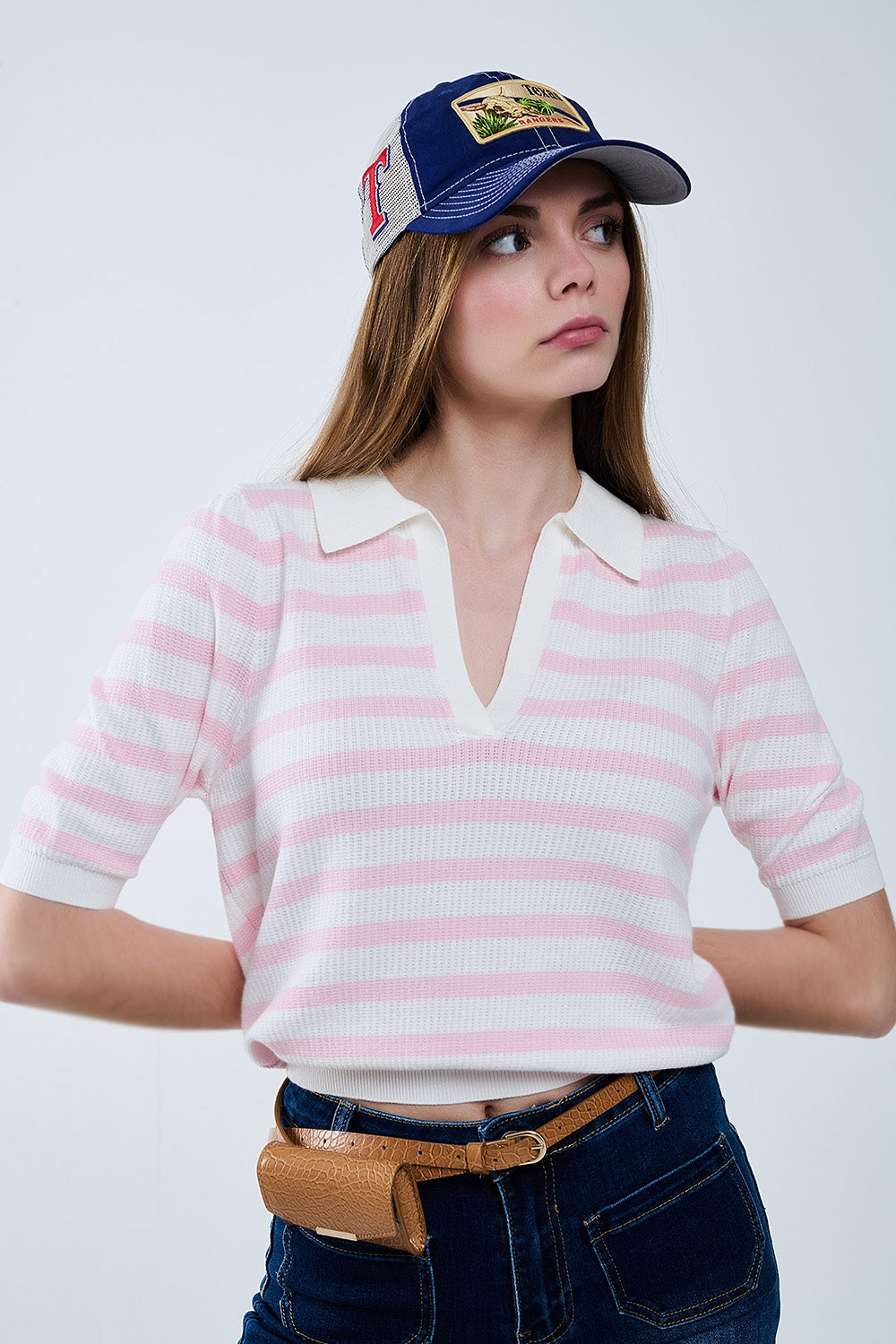 Top polo branco de malha com riscas cor-de-rosa