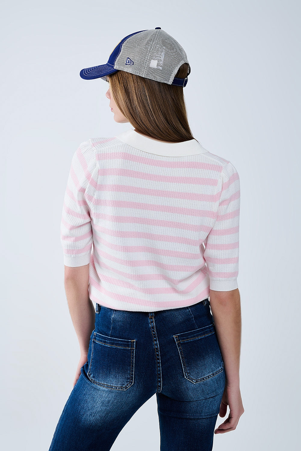 Top polo branco de malha com riscas cor-de-rosa