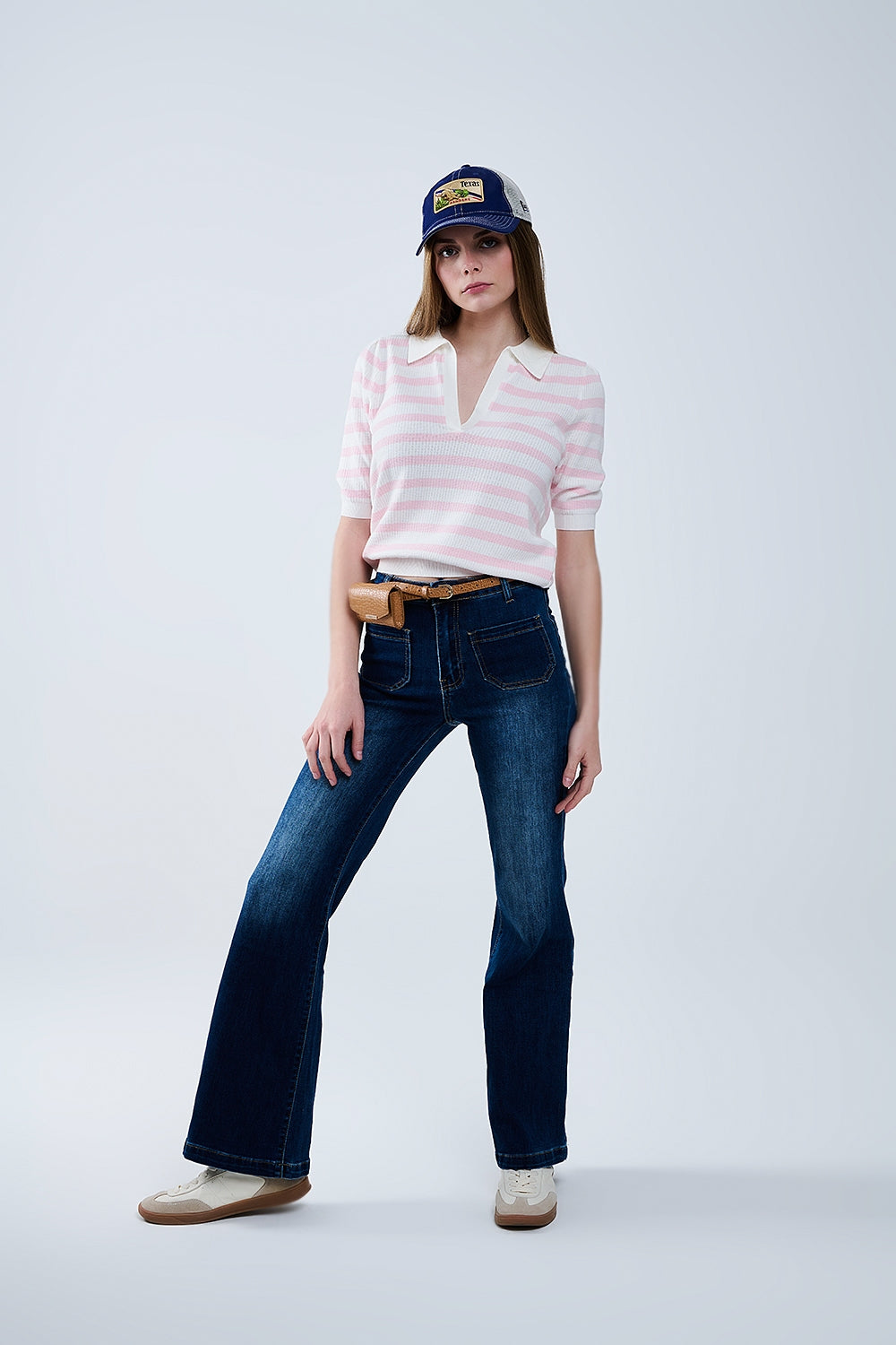 Top polo branco de malha com riscas cor-de-rosa