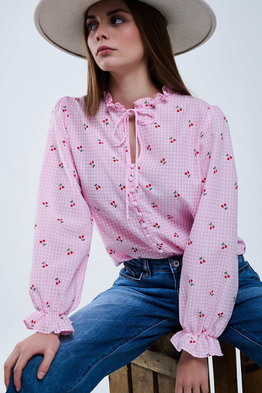 Blusa cor-de-rosa com pormenores de cerejas e laço atado