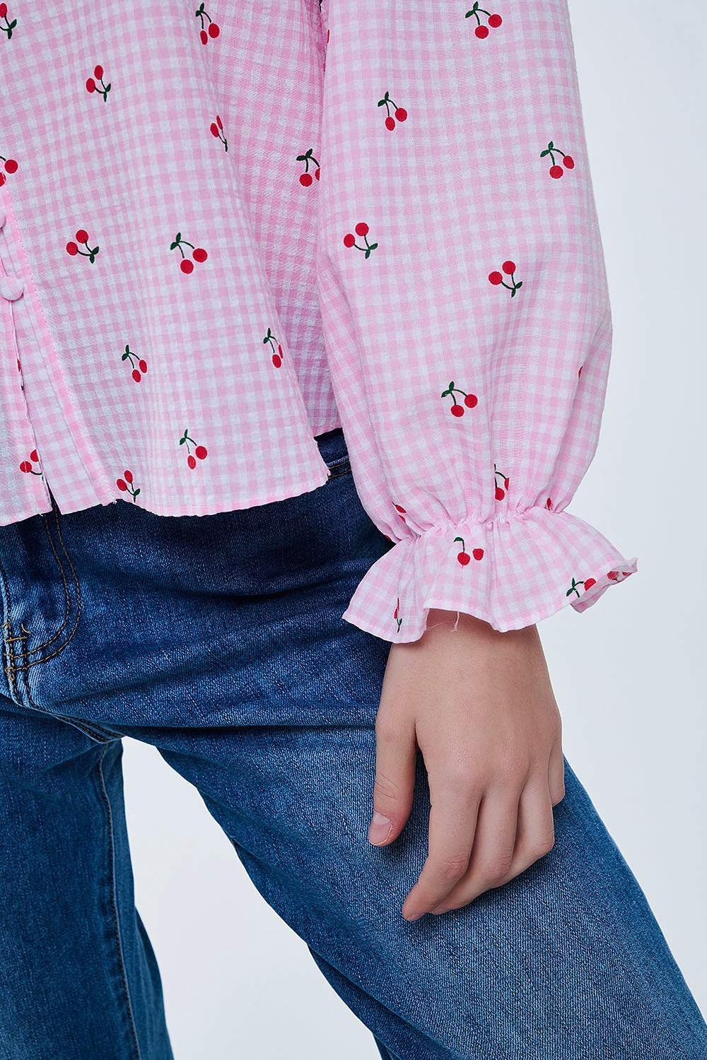 Blusa cor-de-rosa com pormenores de cerejas e laço atado