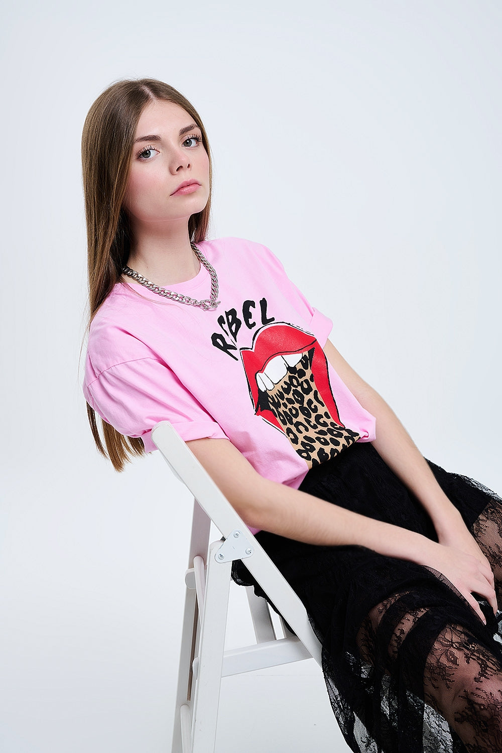 T-shirt gráfica Pink Rebel com língua estampada de leopardo