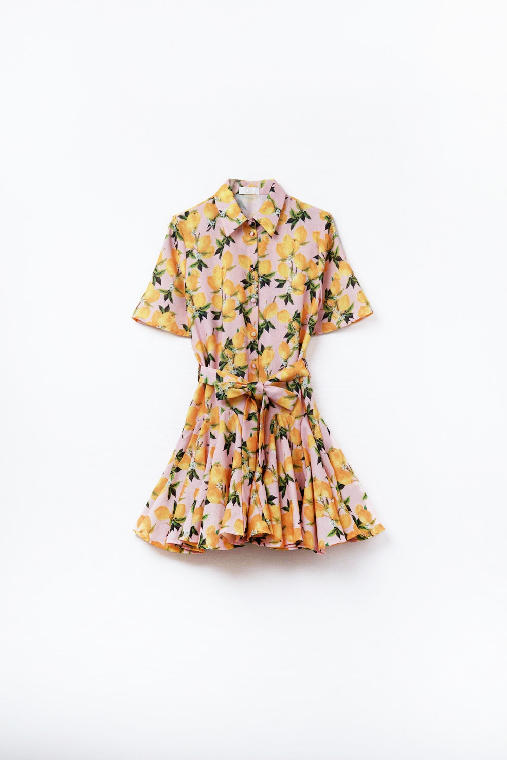 Vestido romântico com cintura e estampa de limão e mangas curtas em rosa