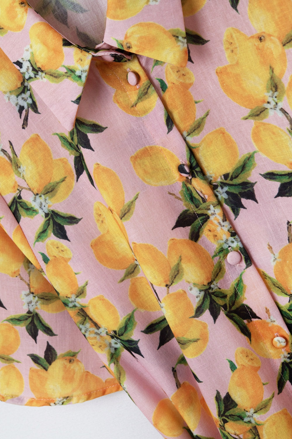 Vestido romântico com cintura e estampa de limão e mangas curtas em rosa