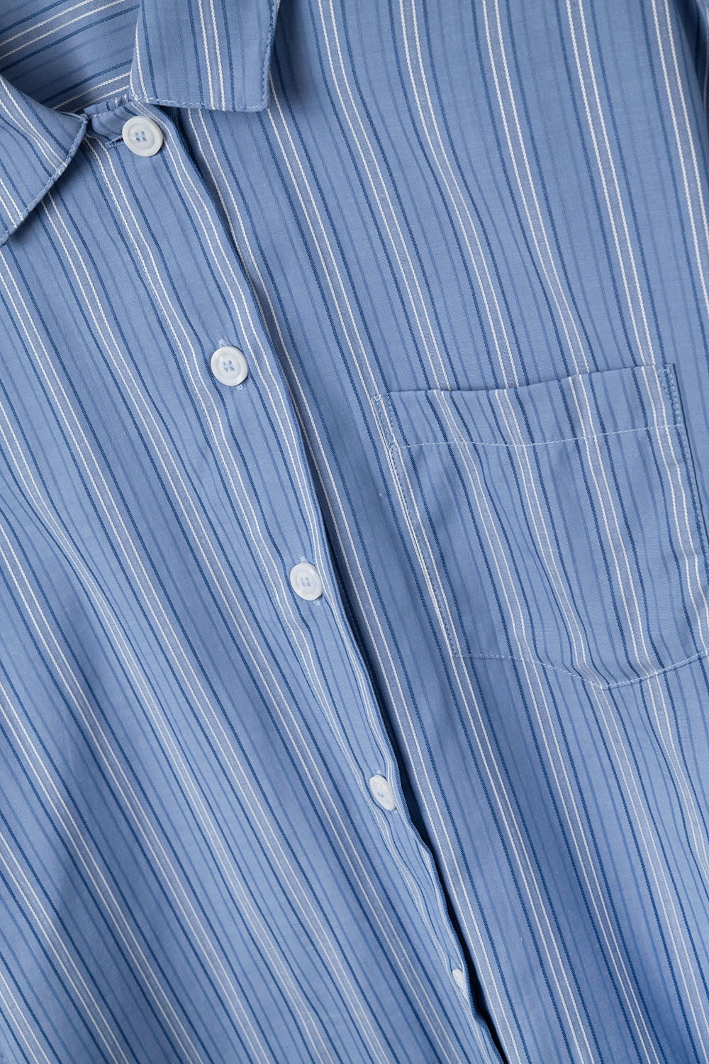Camisa às riscas com corte oversized em azul