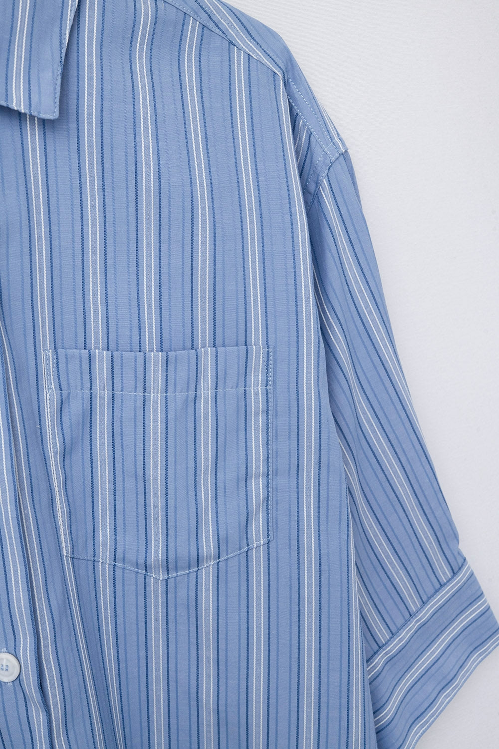 Camisa às riscas com corte oversized em azul