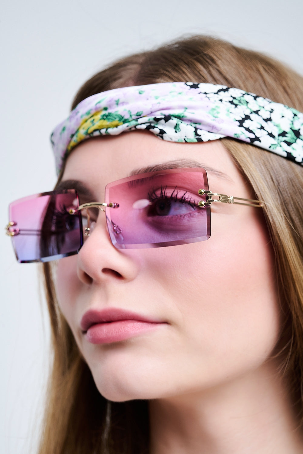 Óculos de sol quadrados sem aro dourados e finos com lentes gradientes roxas a cor-de-rosa