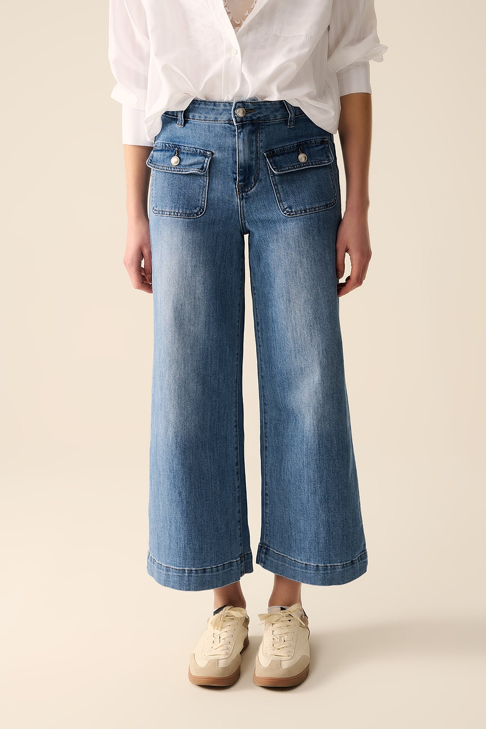 Jeans dritti con tasche posteriori sul davanti