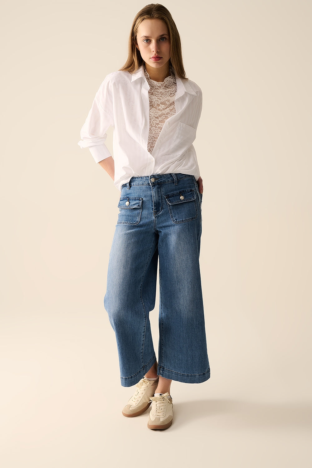 Jeans dritti con tasche posteriori sul davanti
