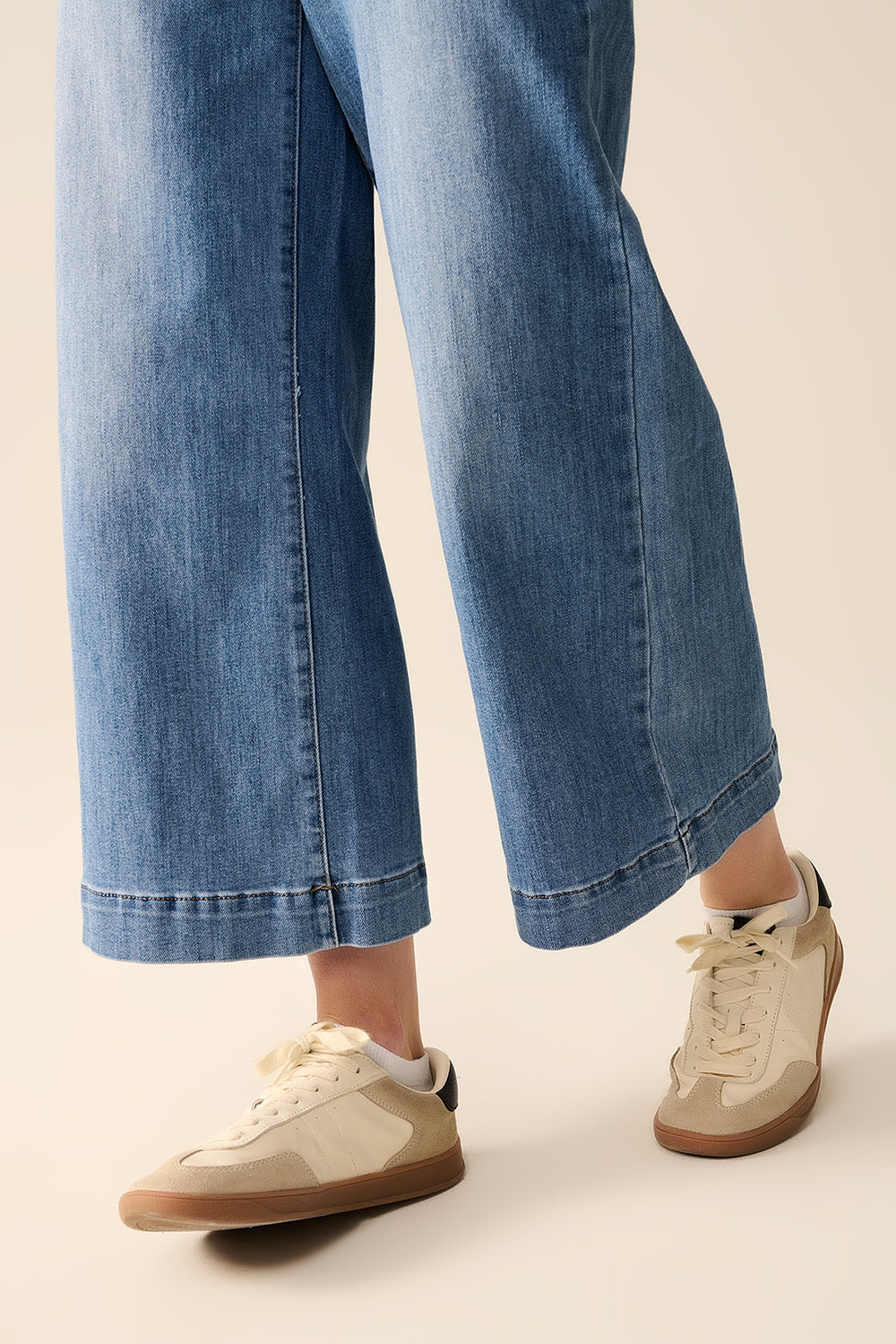 Jeans dritti con tasche posteriori sul davanti