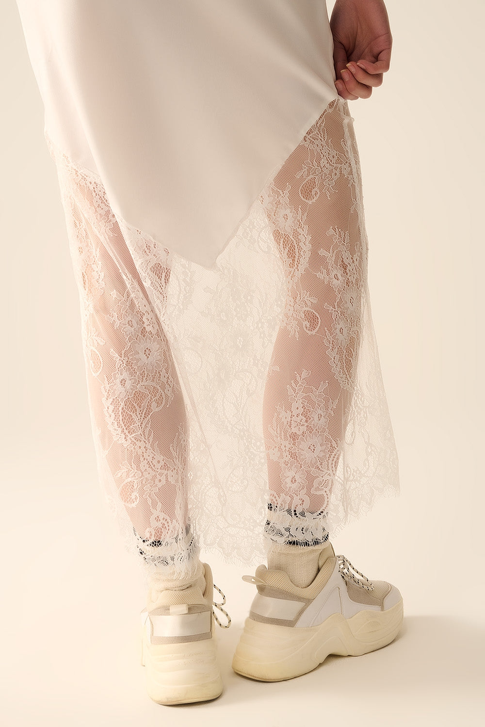 saia de cetim branca com renda na parte de baixo