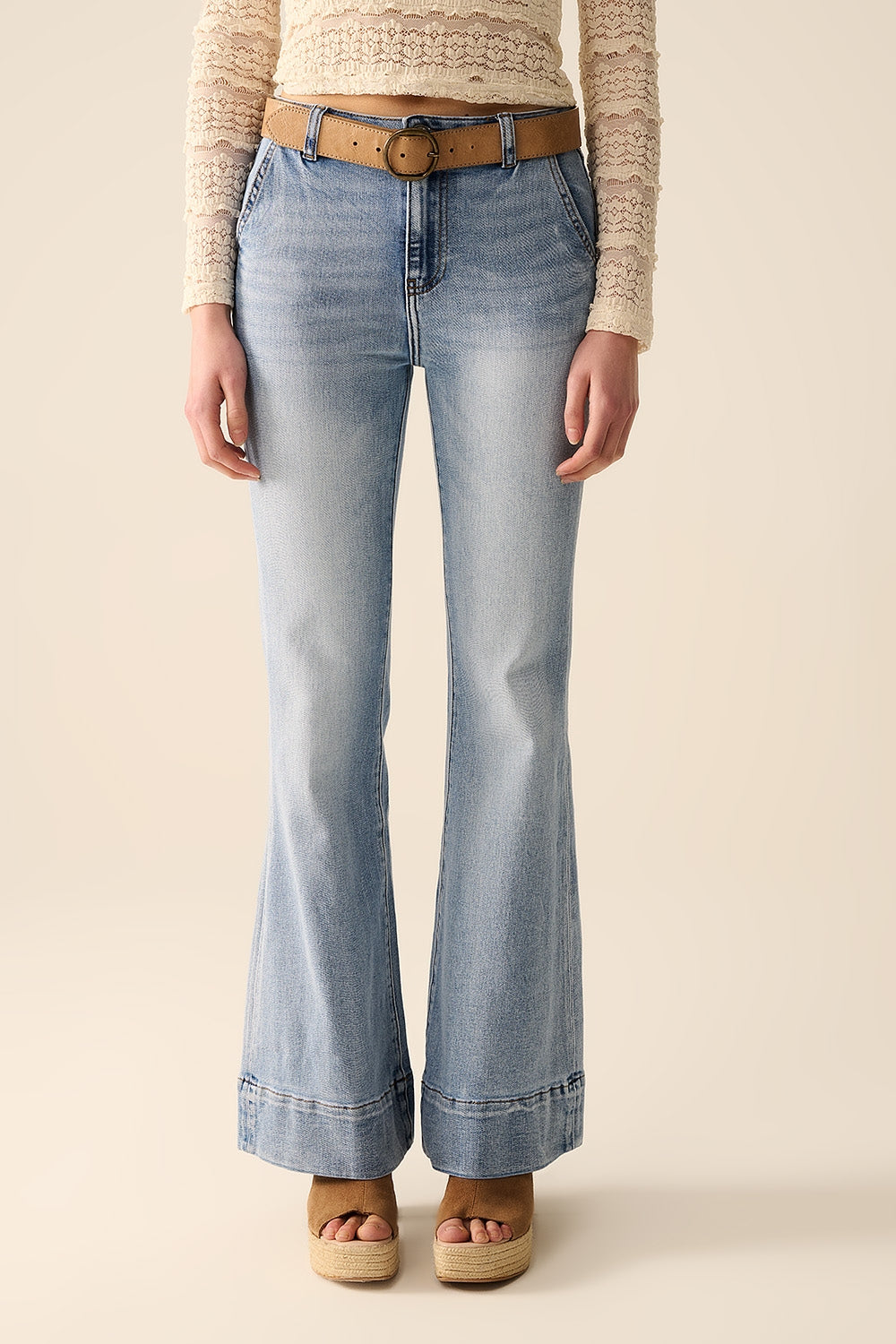 jeans flare de lavagem clara feitos de denim de alta qualidade