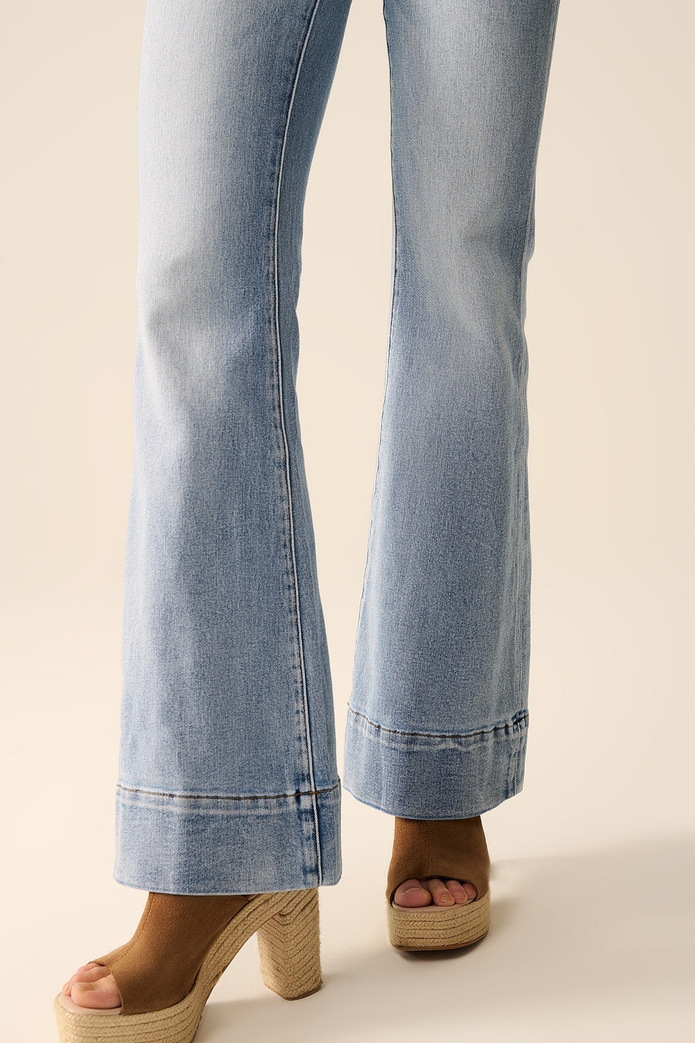 jeans flare de lavagem clara feitos de denim de alta qualidade