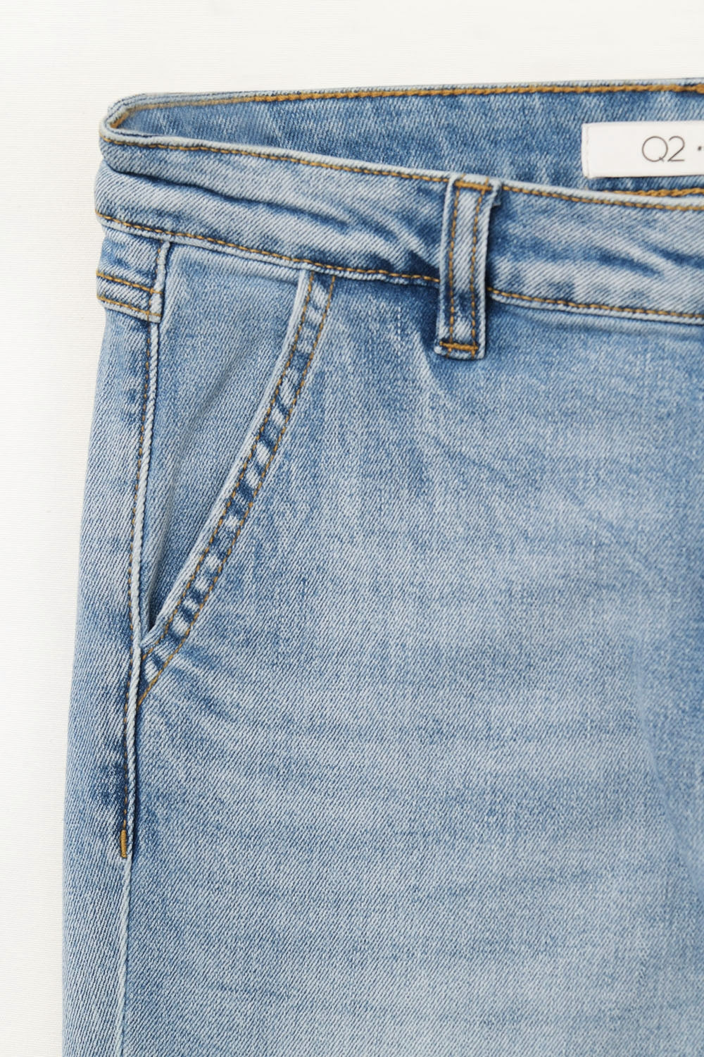 jeans flare de lavagem clara feitos de denim de alta qualidade