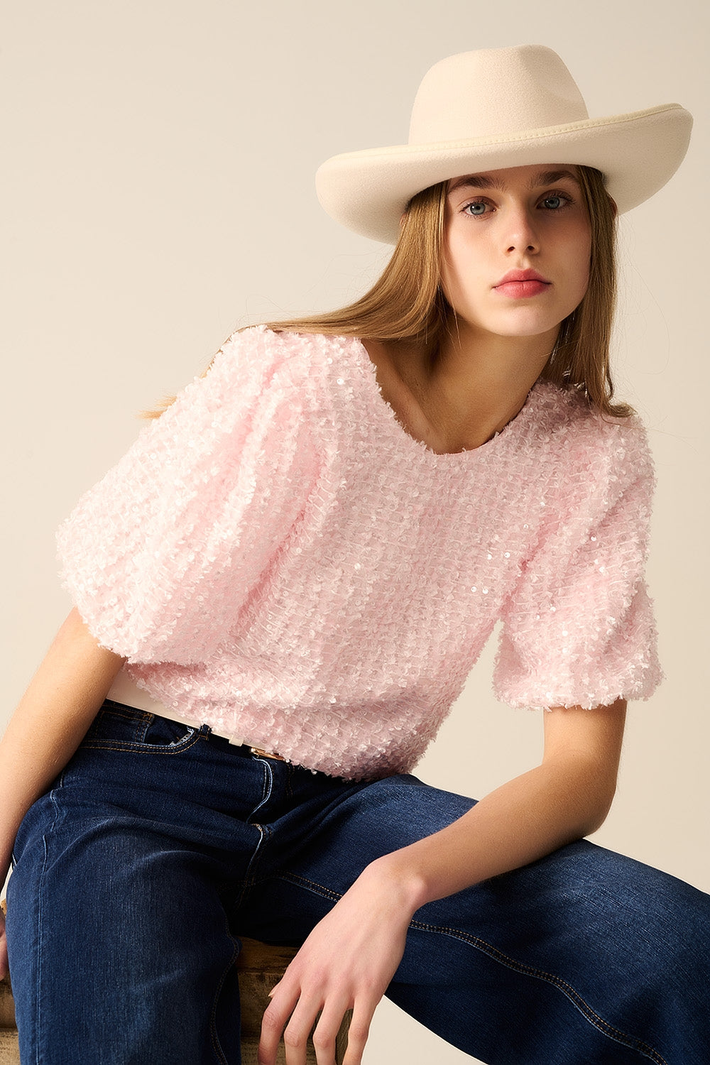 Top rosa com detalhe de lantejoulas e mangas bufantes