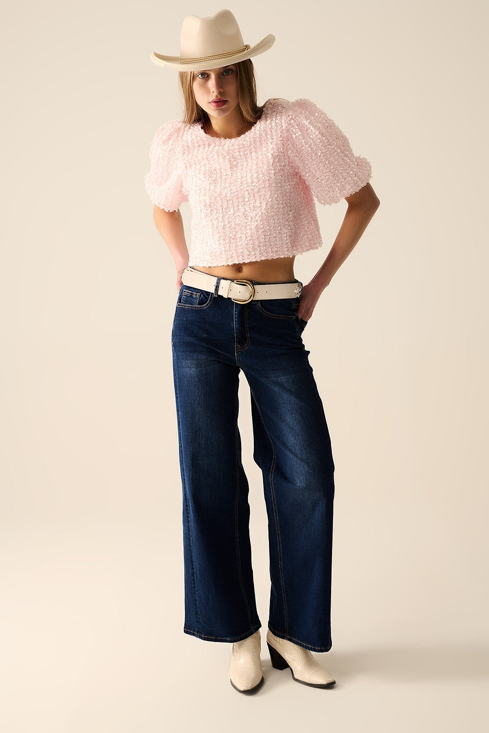 Top rosa com detalhe de lantejoulas e mangas bufantes