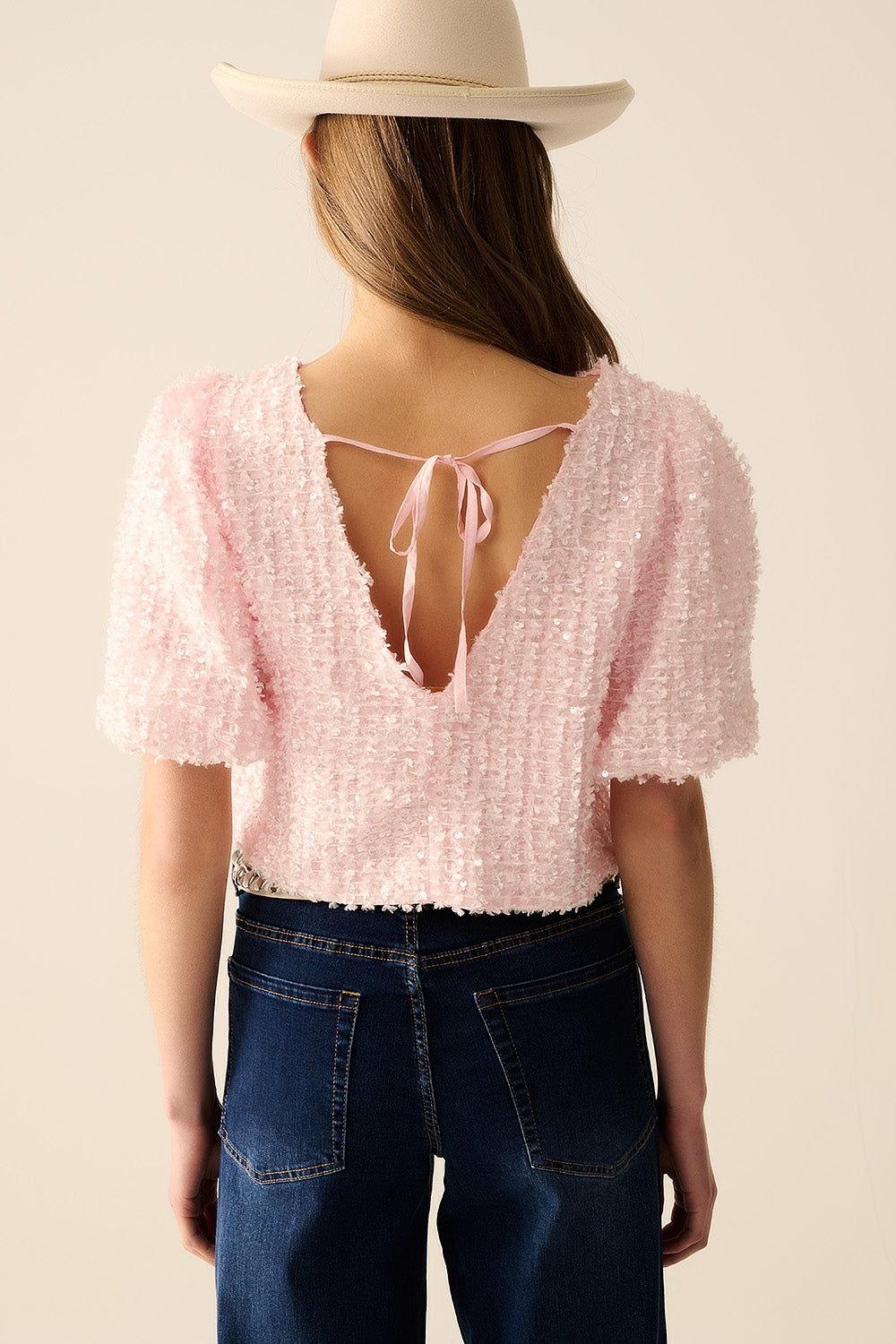 Top rosa com detalhe de lantejoulas e mangas bufantes