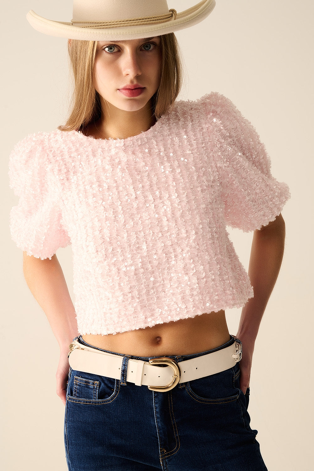 Top rosa com detalhe de lantejoulas e mangas bufantes
